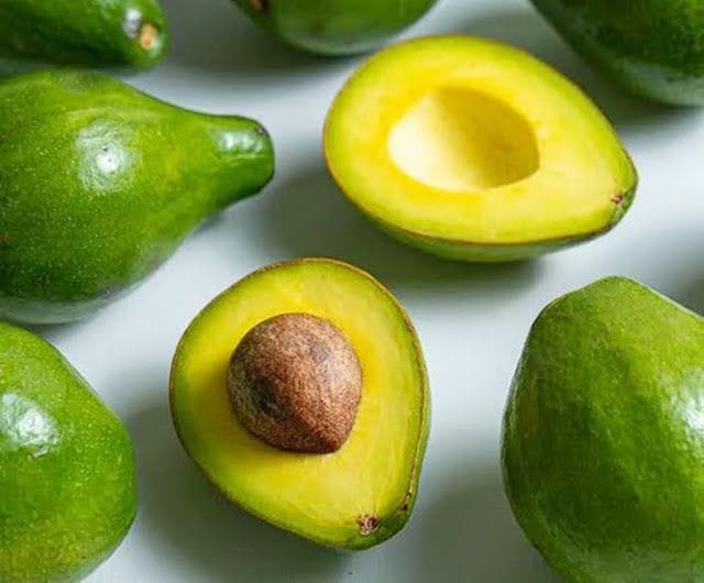 Buah alpukat yang telah dibagi dua