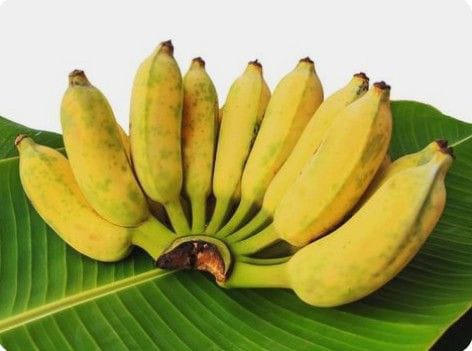 Buah pisang diatas daun pisang